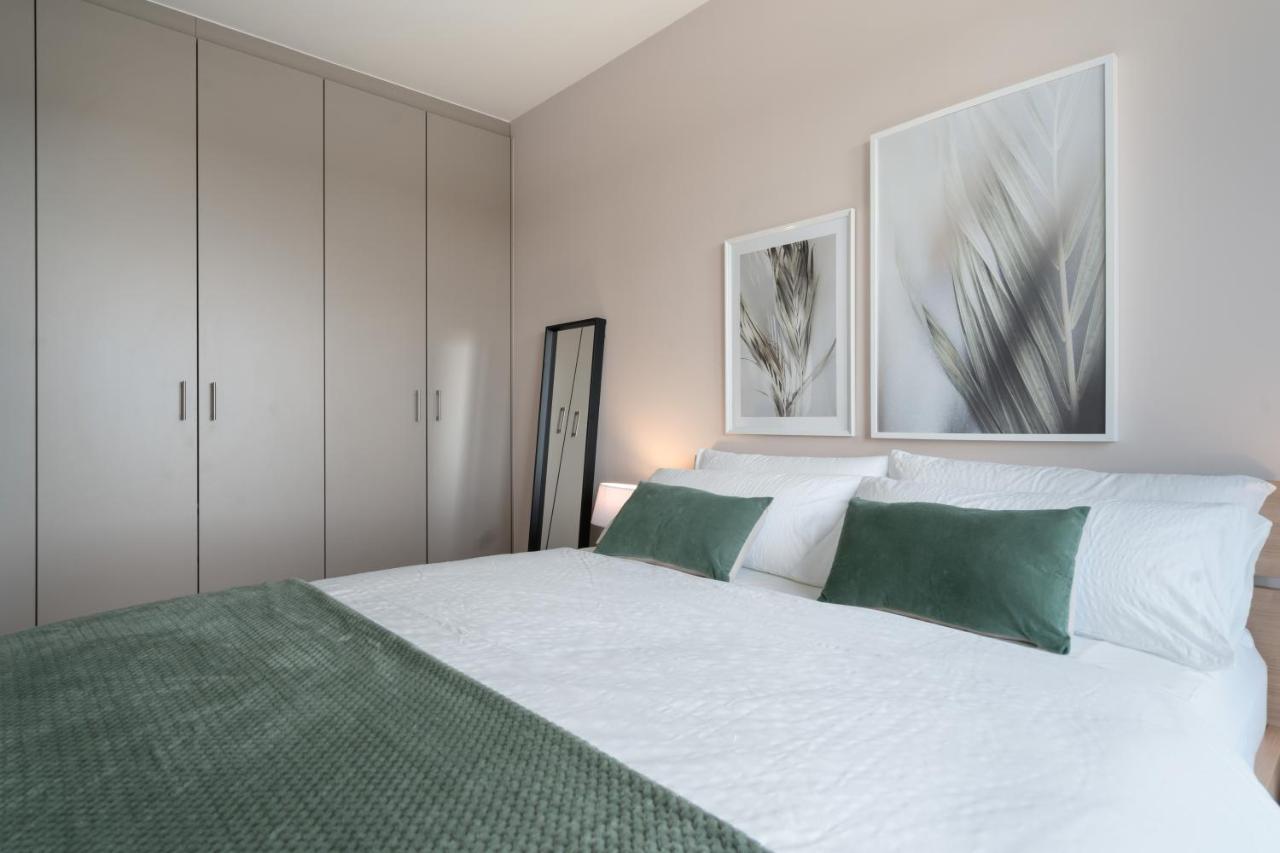 Shs Homes-Luxe Highrise, 2 Bedrooms, Kitchen, Free Parking, Stunning View, Large Tarrasse, Workspace 哈瑟尔特 外观 照片